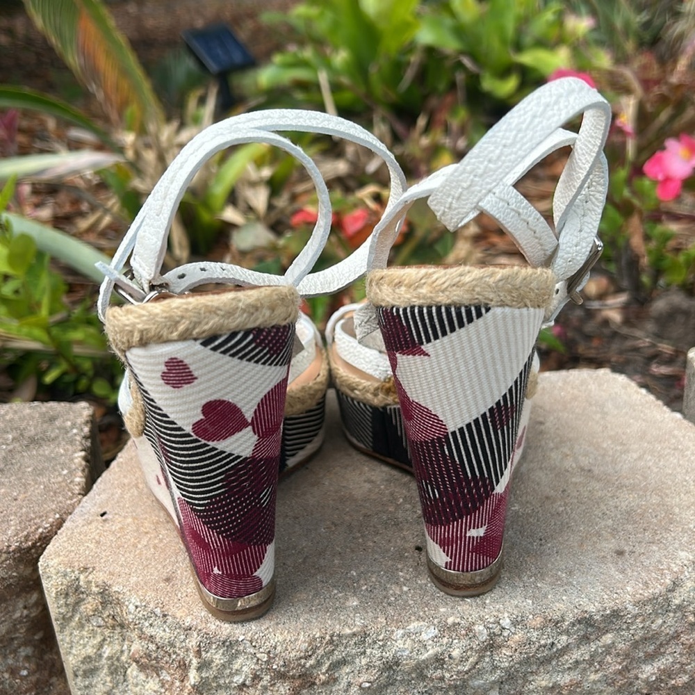 Burberry Nova Check Heart Wedges COA - Picture 5 of 14